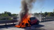O maşină a luat foc pe DN5 în zona localității Daia. Şoferiţa a reuşit să iasă la timp