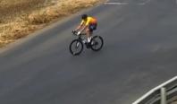 Momentul în care un biciclist este aruncat în aer, după ce un șofer îl lovește în plin