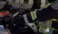 Momentul în care un poliţist opreşte în trafic doi motociclişti a ajuns viral. Gestul neaşteptat al agentului
