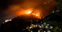 Turiști români, prinși în mijlocul incendiilor din sudul Italiei. Flăcările s-au apropiat de case și hoteluri