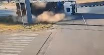 TIR încărcat cu deșeuri, răsturnat într-un sens giratoriu la ieșirea din Timișoara. În ce stare e şoferul