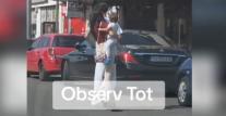 O familie întreagă, filmată pe trotinetă în Mehedinți. Tatăl conducea, iar mama își ținea cu o mână copilul