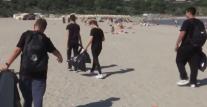 Ziua Națională a Curățeniei, la malul mării. Obiectele periculoase găsit de elevi printre gunoaiele turiștilor