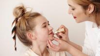 "Am văzut pe TikTok, toată lumea se machiază". Ce pericole ascunde machiajul la vârste fragede