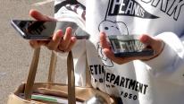 Elevii români au descoperit cum să îşi păstreze telefoanele la ore: vin la ei cu două