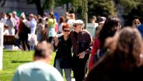 Femeie de 91 de ani, lăsată fără bani de escroci, pe internet