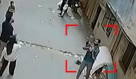 Momentul când un copil cade de la balcon și se agață de sârmele de rufe în Egipt. Un bărbat l-a salvat la timp