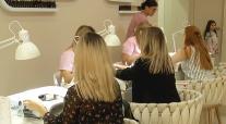 Româncele amână mersul la coafor, din cauza scumpirilor. Cât au ajuns să coste serviciile la salon