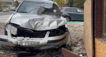 Momentul în care o maşină intră într-o clădire din Dej. Şoferul şi pasagerul au fugit de la locul accidentului