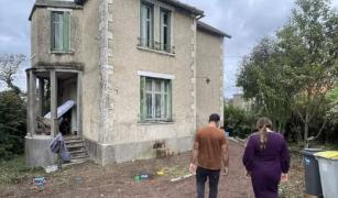 Cei doi români cu opt copii care au renovat o casă abandonată de 20 de ani și s-au mutat în ea sunt evacuați de proprietari, în Franța