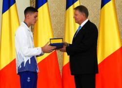 Gafă INCREDIBILĂ a președintelui Klaus Iohannis la ceremonia de decorare a sportivilor medaliați la Jocurile Olimpice și Paralimpice de la Paris! A citit greșit de pe foaie