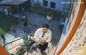 Cum este terorizată de vecini o familie din Timișoara: „Coșmarul durează durează de 20 de ani, defilează cu topoare și cu un pistol prin curte” VIDEO