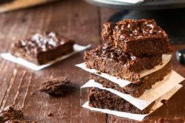 Brownie cu banană și unt de arahide. Rețeta care are proprietăți antiinflamatoare