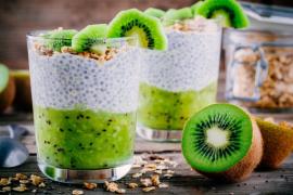 Budincă de chia cu kiwi și lapte de cocos. Un desert rapid și sănătos