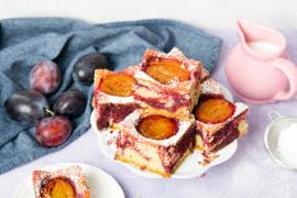 Prăjitură cu prune și iaurt. Cea mai simplă rețetă