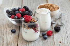 8 moduri de a transforma iaurtul grecesc într-o delicatesă
