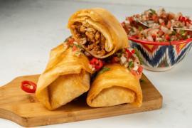 Chimichangas de pui. Cele mai gustoase pachețele mexicane cu tortilla și carne