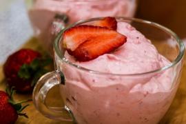 Spumă de căpșuni cu frișcă. Desert simplu, delicat și aromat