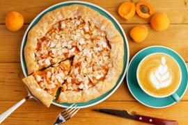 Galette cu caise și migdale. Rețetă de tartă rustică din bucătăria franceză