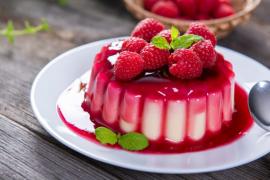 Panna cotta cu jeleu de zmeură. Echilibru între cremozitate și prospețime