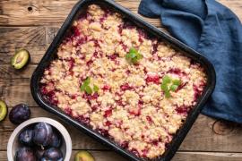 Cobbler cu prune. Rețeta unui desert rustic, reconfortant și aromat