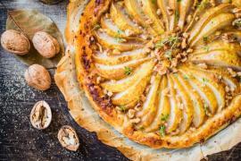 Tartă rustică cu pere și nuci caramelizate. O poveste parfumată de toamnă