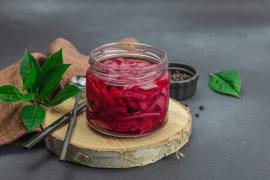 Rețetă de ceapă roșie murată. Cum să o prepari rapid la tine acasă