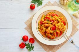 Rețetă de paste cu ton și roșii. Simplă, rapidă și extrem de delicioasă