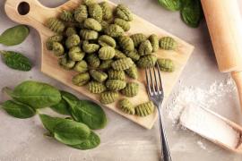 Gnocchi cu spanac în compoziție. Rețetă de paste colorate și pline de vitamine