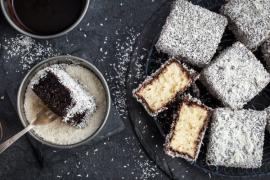 Prăjitura Lamington de post. Rețeta de prăjitură tăvălită în variantă vegană
