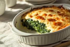 Spanac gratinat la cuptor, cu sos cremos și crustă rumenă de brânză