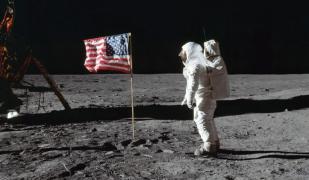 Ce s-a întâmplat cu steagurile lăsate pe Lună de către astronauții Apollo. Puțini prin ce au trecut în ultimele decenii