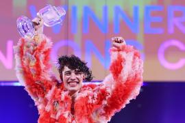 Elveția a câștigat Eurovision 2024. Nemo a spart trofeul la scurt timp de la primirea lui