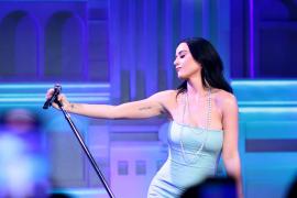 Katy Perry a întors toate privirile la Paris. Diva a fost îmbrăcată într-o rochie roșie cu o trenă imensă