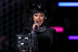 Cardi B și-a arătat burtica într-o nouă serie de fotografii publicate pe Instagram. Fanii au speculat că noua ei postare face aluzie la situația lui Kenneth Petty, soțul lui Nicki Minaj