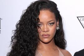 Rihanna a strălucit Săptămânii Modei de la New York într-o haină de 20.000 de dolari. Vedeta a purtat bijuterii de peste 600.000 de dolari