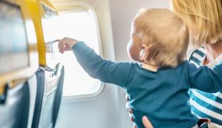 Zborul cu un bebeluș: ce trebuie să știi înainte de a pleca