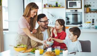 10 sfaturi pentru a forma comportamente alimentare sănătoase la copiii mici