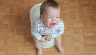 Ce trebuie să faci când copilul refuză să facă treaba mare la oliță