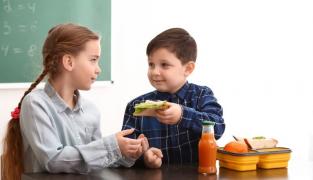 Cum să îți înveți copilul despre importanța prieteniei și empatiei