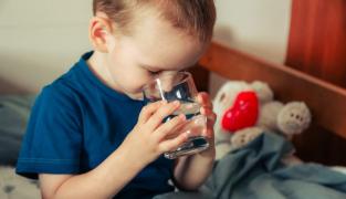 Copilul cere apă înainte de culcare. De ce apare acest obicei și ce înseamnă cu adevărat