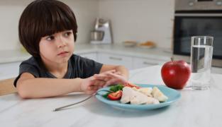 Copilul refuză să mănânce carne: ce poți face și cum îi asiguri aportul de proteine