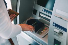 Cum funcționează metoda „ATM-ul ți-a înghițit cardul”, noua tehnică de furt la bancomate chiar sub ochii victimelor