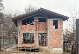 Un bărbat din Iași a fost AMENDAT după ce și-a construit o casă. Motivul pentru care s-a trezit cu polițiștii la poartă