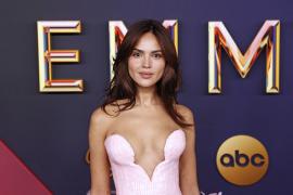 Eiza González a purtat o rochie roz cu decolteu la premiile Emmy. A avut aceeași ținută ca Rita Ora