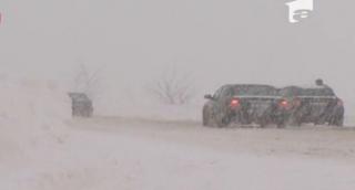 Continuă ninsorile şi intensificările vântului în toată ţara