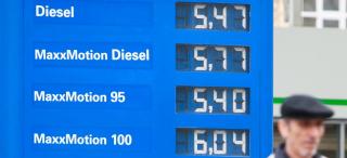 Statul scumpeşte benzina ca să facă autostrăzi