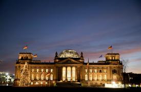 STUDIU: Peste 35% din români vor să plece  definitiv din țară