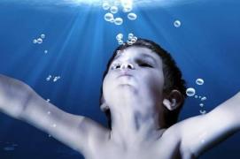 Cele mai ciudate legi din lume: nu ai voie sa fluieri sub apa sau sa imprumuti un aspirator!