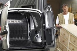 Protest spontan la Dacia. Peste 5.000 de angajati ai uzinei din Mioveni au oprit activitatea